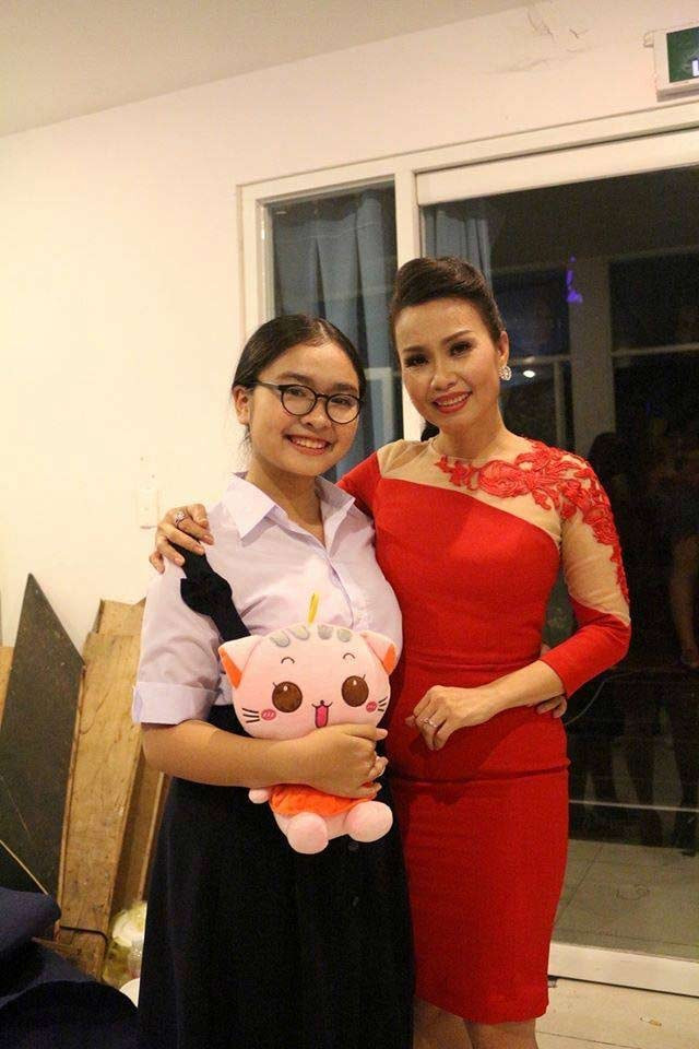 Ngoài giọng hát ngọt ngào, khán giả còn nhớ tới cô bé bởi khuôn mặt tròn đáng yêu và vẻ ngoài mũm mĩm.