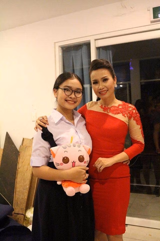 Ngoài giọng hát ngọt ngào, khán giả còn nhớ tới cô bé bởi khuôn mặt tròn đáng yêu và vẻ ngoài mũm mĩm.