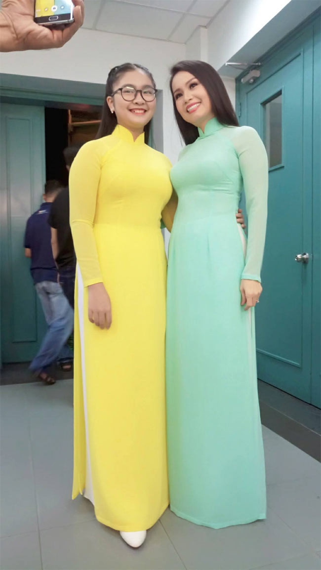 Thiện Nhân năm 15 tuổi (2017) khi chụp chung với Cẩm Ly lúc cùng cô giáo đi hát chung một chương trình.