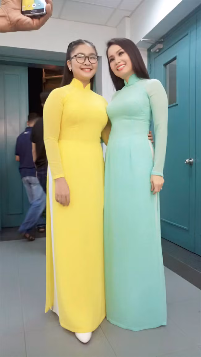 Thiện Nhân năm 15 tuổi (2017) khi chụp chung với Cẩm Ly lúc cùng cô giáo đi hát chung một chương trình.