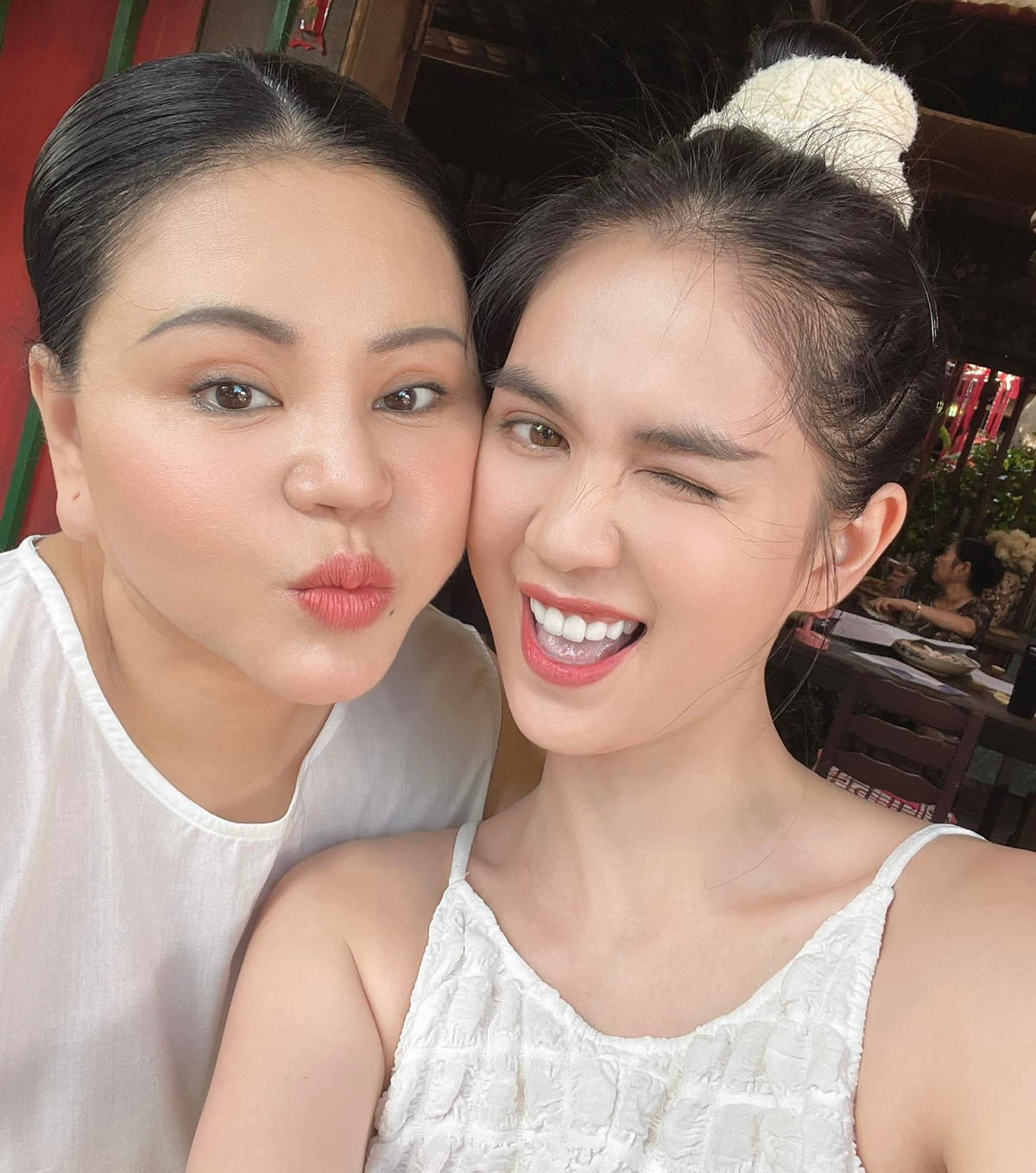 Ở tuổi 50, nữ nghệ sĩ không ngại "đọ sắc" với Ngọc Trinh.