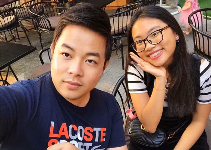 Sau khi giành giải á quân cuộc thi The Voice Kids mùa đầu tiên, năm 2013 Phương Mỹ Chi được Quang Lê nhận làm con nuôi.