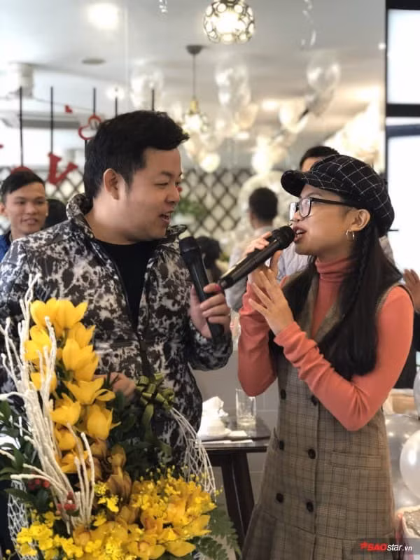 Con đường nghệ thuật của giọng ca nhí trở nên suôn sẻ hơn bởi được cha nuôi hỗ trợ. Anh là người kết nối, giới thiệu các show diễn trong nước và hải ngoại cho Phương Mỹ Chi với cát-sê cao.