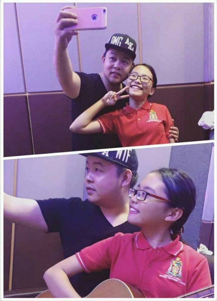 Ngoài hỗ trợ nhau trong nghề nghiệp, hai cha con Quang Lê - Phương Mỹ Chi vẫn thường xuyên liên lạc, nhắn tin trò chuyện cùng nhau.