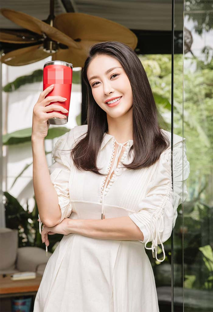 Mái tóc suông, buông dài, váy trắng đơn giản, không ai nghĩ Hà Kiều Anh đã ở tuổi U50 với diện mạo này.