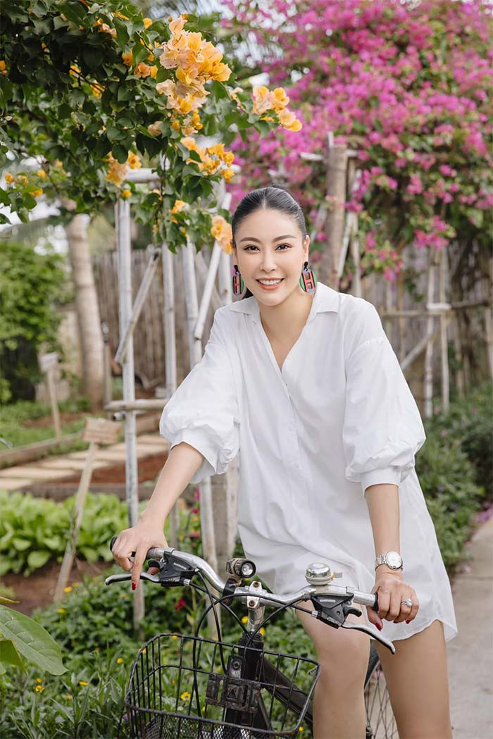 Người đẹp 46 tuổi "ăn gian" được cả chục tuổi nhờ chiếc váy trắng giản dị này.