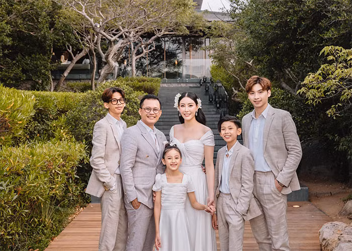 Hà Kiều Anh kết hôn với người chồng thứ hai, Huỳnh Trung Nam vào năm 2007 và có ba con chung với nhau. Chồng cô đã có một con trai riêng với vợ trước.