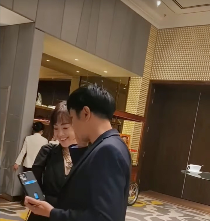 Bà xã còn là chỗ dựa vững chắc để diễn viên Thái Hòa tiếp tục theo đuổi đam mê diễn xuất. Thậm chí, chị còn đọc kịch bản và góp ý cho những vai diễn của chồng. Ảnh: Arttimes.