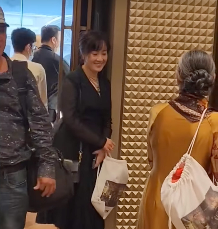 Thời gian gần đây, vợ hai kém 11 tuổi hiếm hoi xuất hiện cùng Thái Hòa trong buổi ra mắt phim truyền hình "Mẹ rơm". Vẻ đẹp dịu dàng và đằm thắm của chị nhận được nhiều lời khen từ cư dân mạng. Ảnh: Arttimes.