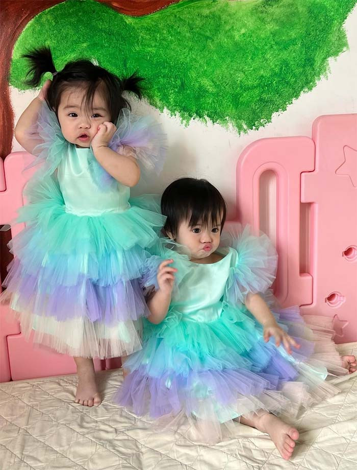 Cặp sinh đôi nhà diễn viên Vân Trang không giống nhau, một bé giống bố, một bé giống mẹ.