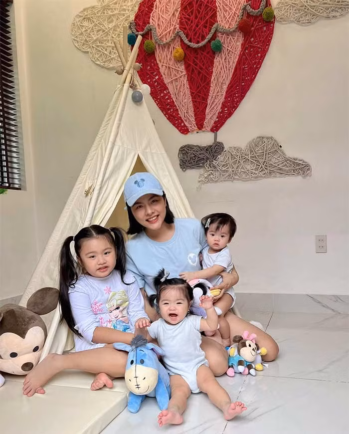 Mặc dù sinh đôi nhưng Vân Trang không thuê người giúp việc mà cả nhà cùng nhau chăm ba em bé.