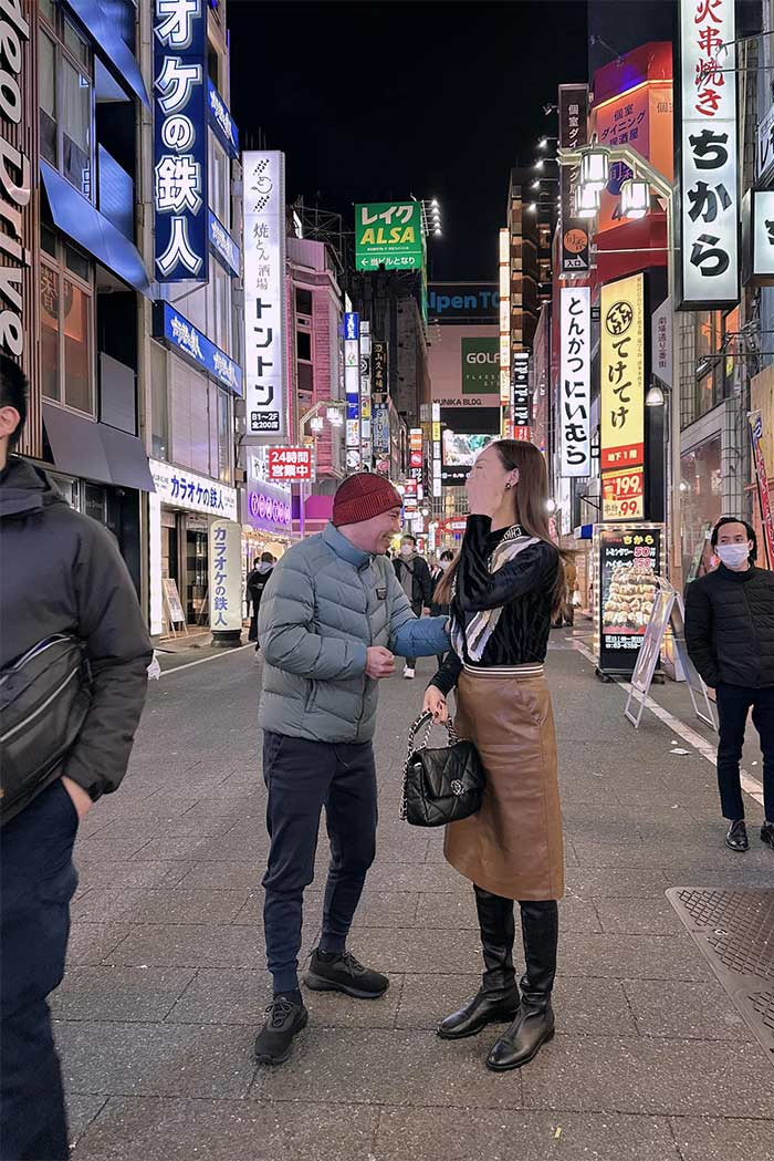 Công Lý cười đùa vui vẻ với vợ, Ngọc Hà, khi cả hai đi dạo phố ở Tokyo.