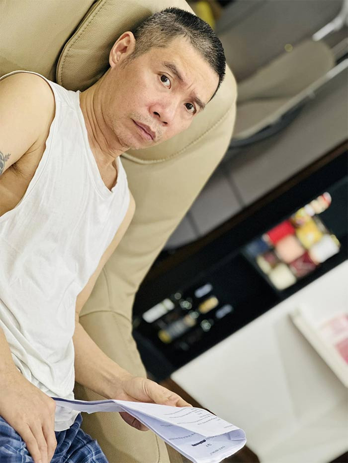 Công Lý bắt đầu lại với công việc, chăm chỉ đọc kịch bản mỗi ngày. "Anh Lý trở lại đi làm nghe có vẻ thật lớn lao nhưng thực tế chỉ là sự chuyển mình cho sự hồi phục sức khoẻ anh tốt hơn. Và hơn cả, đó là sự yêu mến mà ê-kíp đoàn làm phim, đạo diễn - người bạn thân luôn dành cho anh...", vợ Công Lý chia sẻ trên trang cá nhân.