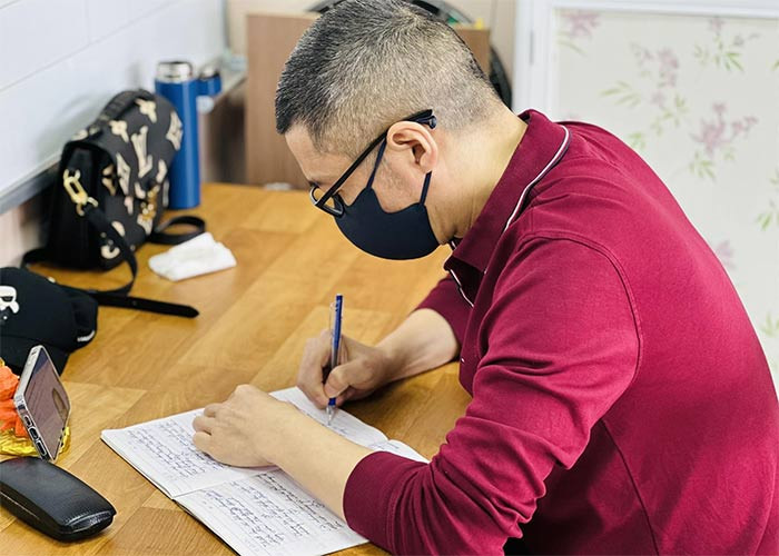 NSND Công Lý chăm chỉ viết lách mỗi ngày khi sức khỏe đã ổn định trở lại.