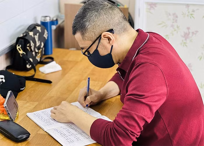 NSND Công Lý chăm chỉ viết lách mỗi ngày khi sức khỏe đã ổn định trở lại.