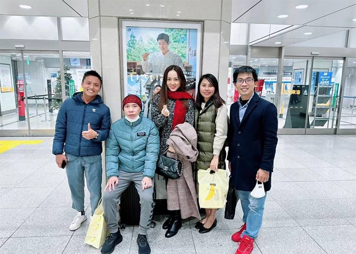 "May mắn là anh được trời thương, gặp quý nhân để có cơ duyên sang Nhật, dùng công nghệ sinh học tốt hỗ trợ cho việc phục hồi bệnh tật của anh. Theo bác sĩ Nhật đánh giá thì tiên lượng tốt", vợ Công Lý chia sẻ.