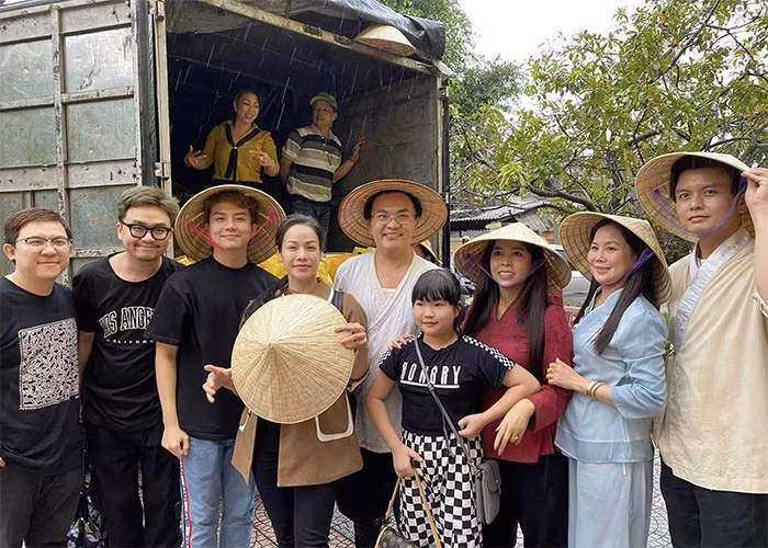 Đại Nghĩa là một trong những nghệ sĩ rất tích cực trong công tác thiện nguyện. Anh thường xuyên cùng bạn bè đi tới những nơi bị bão lũ để giúp đỡ các hoàn cảnh khó khăn.