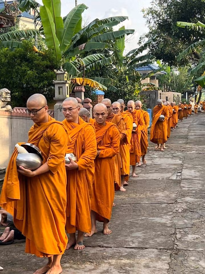  Đại Nghĩa từng là diễn viên thuộc biên chế của Sân khấu kịch Idecaf và được đánh giá là một trong những diễn viên triển vọng nhất của sân khấu này.