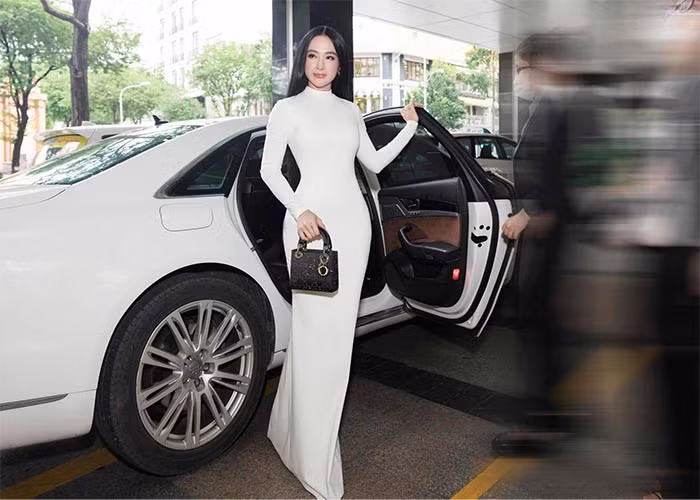 Cơ bắp như lực điền, nhưng khuôn mặt vẫn nhỏ gọn, xinh xắn nên khi lên đồ, Angela Phương Trinh vẫn nữ tính như thường. Những bộ đồ ôm sát như thế này càng giúp Phương Trinh khoe ra ba vòng đẹp như mơ.