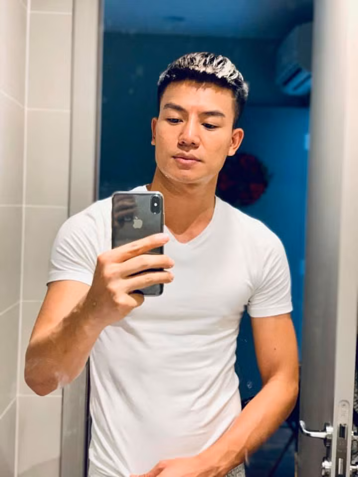 Hiếu Nguyễn còn gây chú ý bởi những bức ảnh khoe body 6 múi vạm vỡ, rắn chắc.