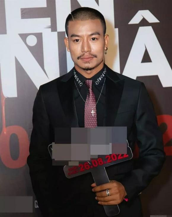 Tối 23/8, xuất hiện trong một sự kiện ra mắt phim, Hiếu Nguyễn ngay lập tức gây chú ý bởi ngoại hình "già như ông chú". (Ảnh: ngoisao.vn)