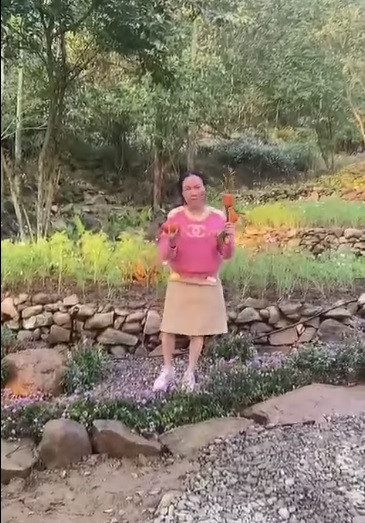 Hơn 1 năm sau khi chia tay nam diễn viên, nữ doanh nhân gốc Thanh Hóa gây chú ý với cuộc sống "bỏ phố" về quê làm nông dân. Trong clip đăng tải mới đây, Phượng Chanel khoe khoảnh khắc dạo chơi trong vườn nhà đầy hoa.