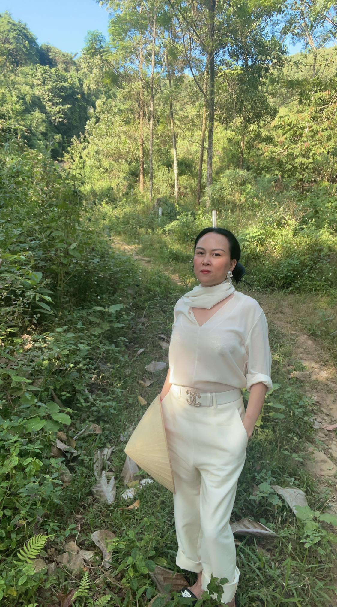 Tủ đồ toàn hàng hiệu nên không khó hiểu khi Phượng Chanel lên núi lao động vẫn vận đồ sang chảnh.