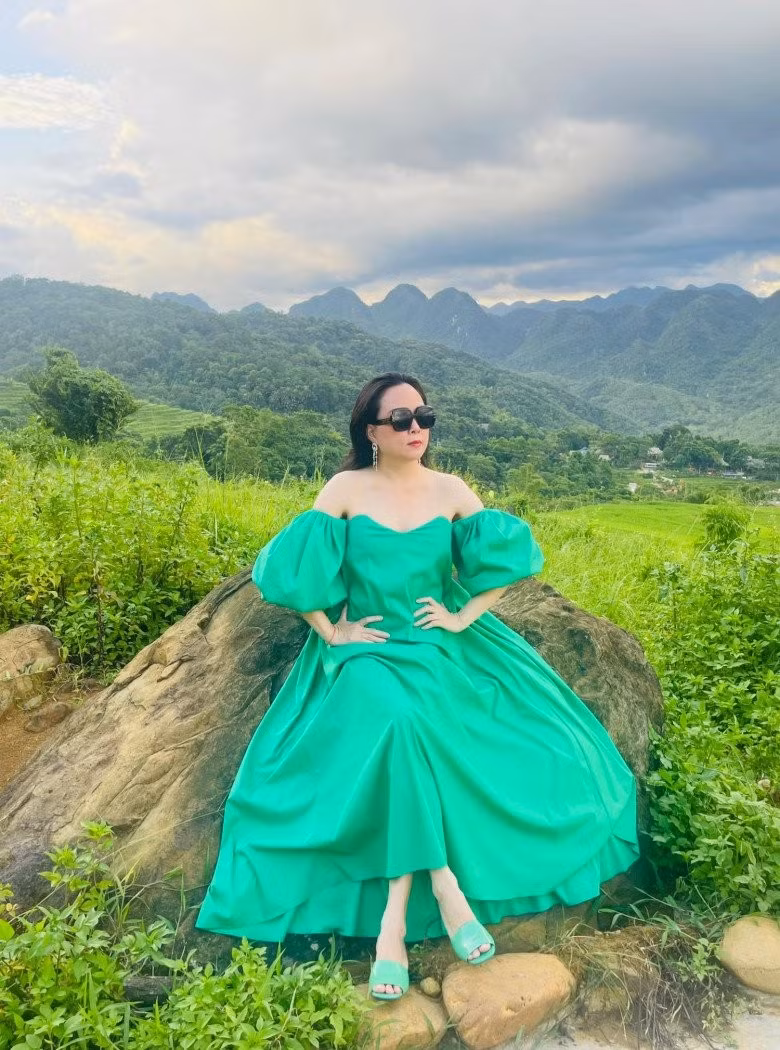 Dù về quê lao động vất vả nhưng Phượng Chanel khoe vẫn giữ được làn da căng bóng, thậm chí hồng hào hơn trước. Nữ doanh nhân tận hưởng cuộc sống bình yên sau biến cố tình cảm.