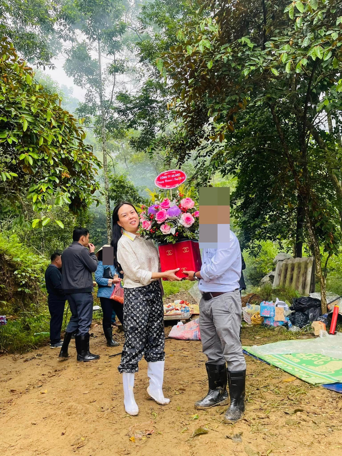 Khoảnh khắc Phượng Chanel diện nguyên set đồ đến từ thương hiệu Pháp - Louis Vuitton, chân đi ủng lao động vất vả trong rừng núi khiến chị bị nhận xét là "dùng đồ hiệu như phá".