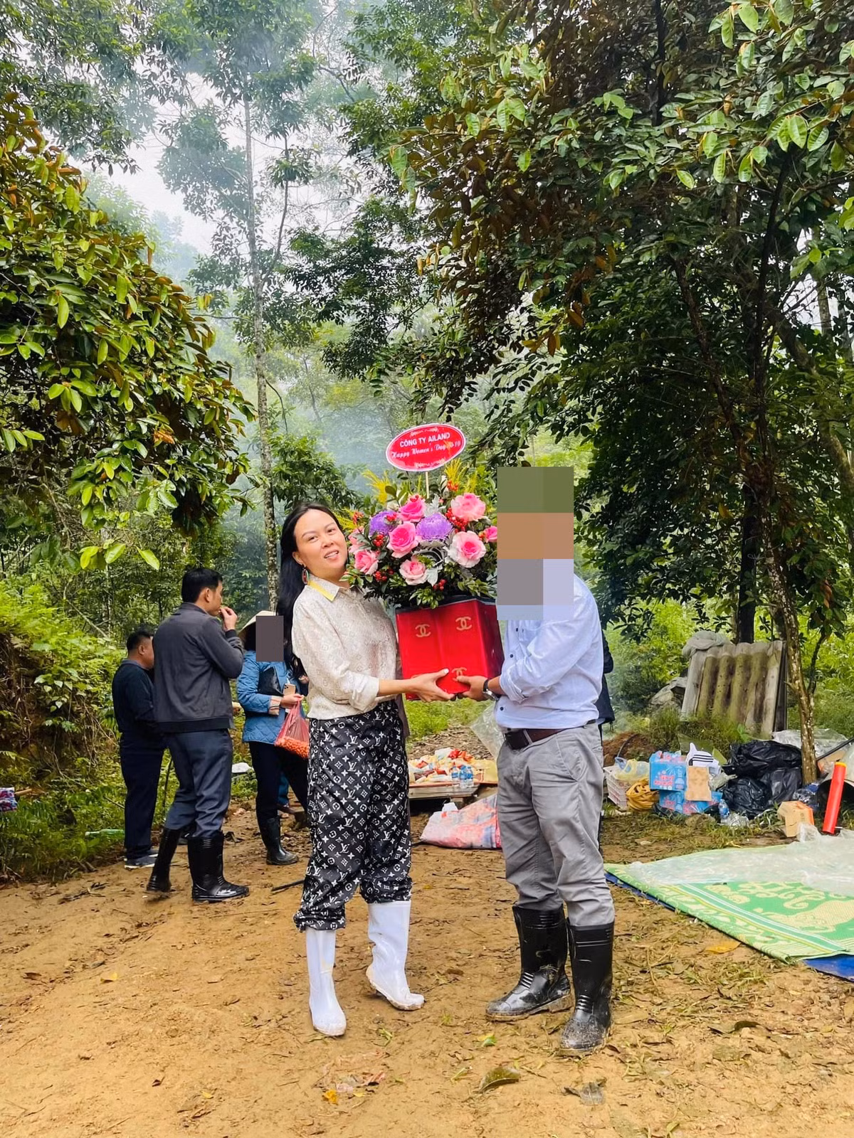 Khoảnh khắc Phượng Chanel diện nguyên set đồ đến từ thương hiệu Pháp - Louis Vuitton, chân đi ủng lao động vất vả trong rừng núi khiến chị bị nhận xét là "dùng đồ hiệu như phá".