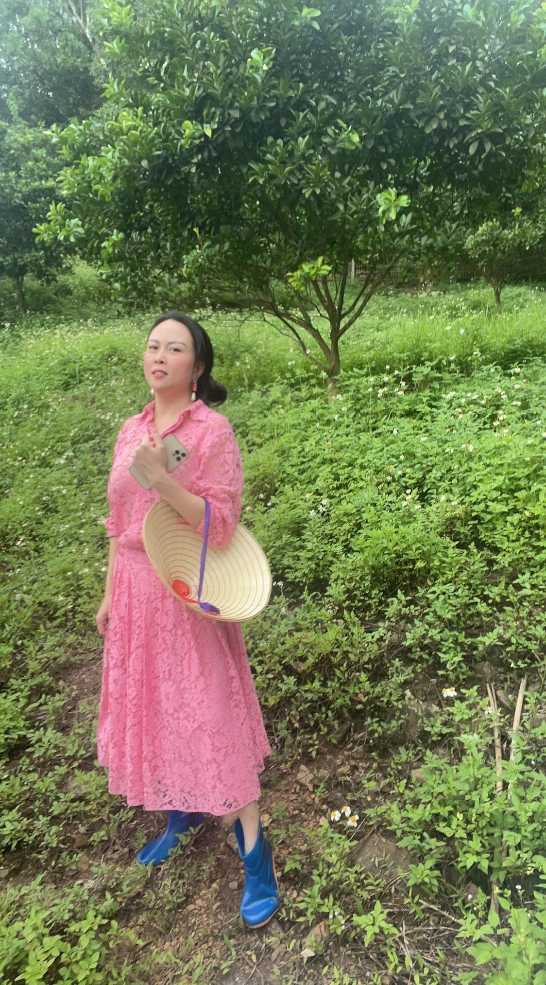 Gu ăn mặc của Phượng Chanel vẫn là đề tài gây chú ý hơn cả.