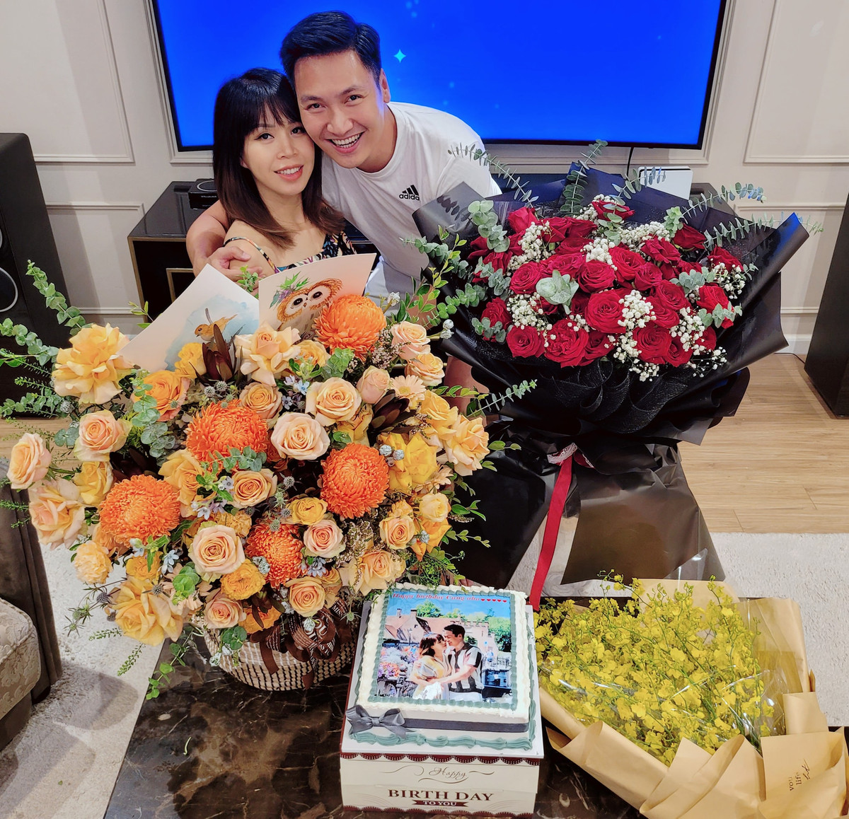 "Một ngày miệt mài của bà bầu và em được chăm chút rất kĩ lưỡng. Phải làm nũng triệt để mới được", bà xã Lan Phương hạnh phúc đăng ảnh được chồng chăm sóc.