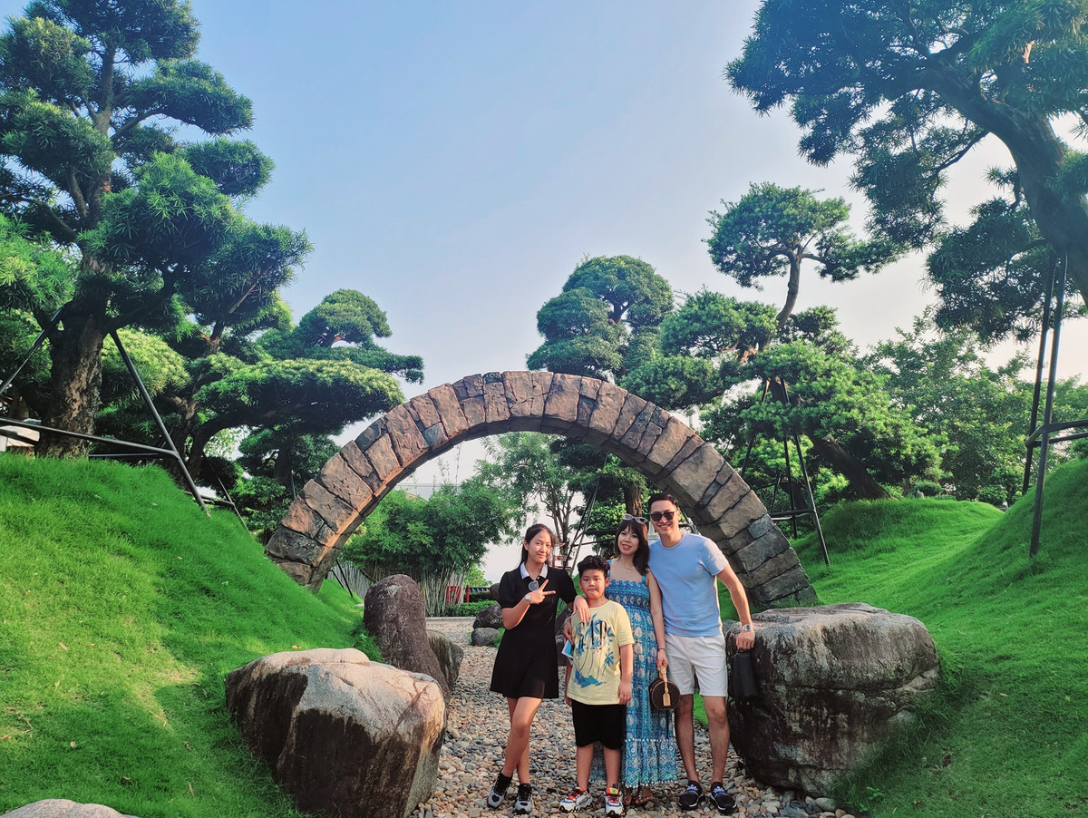 Dù đã có hai con và sắp đón thêm một em bé chào đời nhưng cặp đôi vẫn như vợ chồng son, thi thoảng trốn con đi chơi.