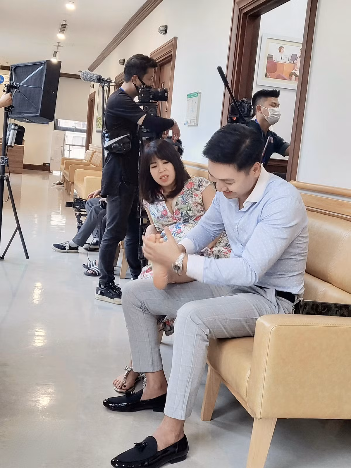 Mới đây, trong một lần đi quay cùng vợ con, diễn viên "Hương vị tình thân" thể hiện đúng chất "ông chồng quốc dân" khi chẳng ngại bóp chân cho vợ bầu ngay chốn đông người.