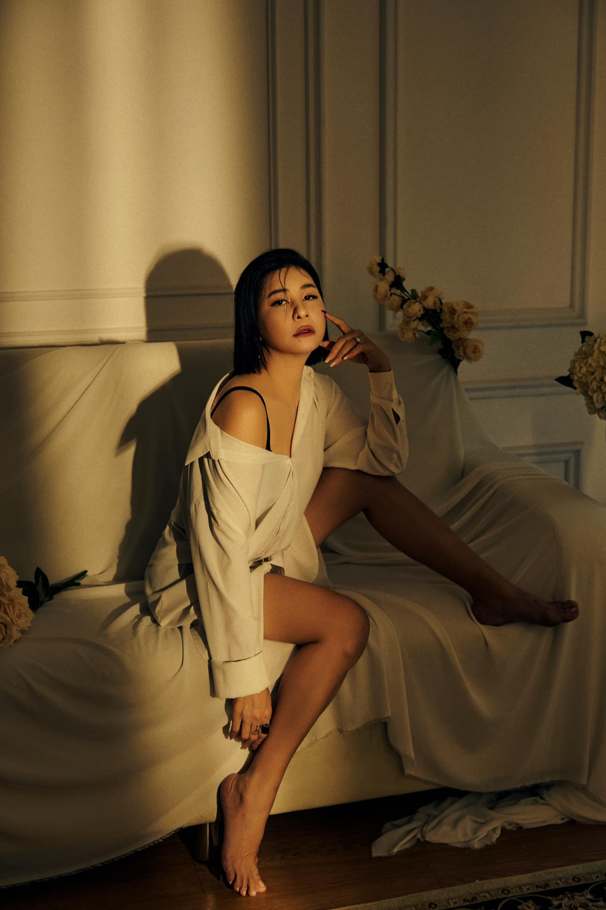 Trong bộ ảnh "Cát Phượng come back", nữ diễn viên hài diện áo sơ mi trắng giấu quần, buông lơi cúc ngực khoe bờ vai trần.