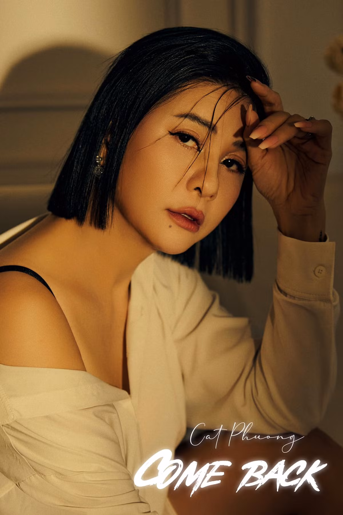 Mới đây, trên trang cá nhân của mình, Cát Phượng gây sốt với bộ ảnh "come back" khoe thần thái quyến rũ.