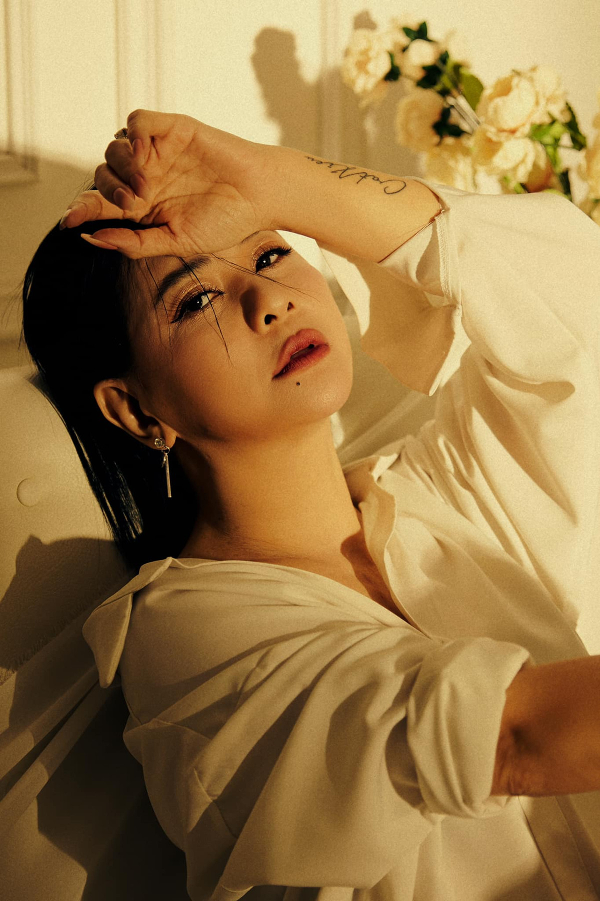 Chia sẻ bộ ảnh, tình cũ Kiều Minh Tuấn tản mạn giữa khuya và bày tỏ chút cảm xúc cho sự trở lại: "Cát Phượng come back. Cát chính thức quay lại là chính mình 30 năm trước: 1 xíu bụi đời, 1 xíu bất cần nhưng rất cần, 1 xíu sang chảnh tiềm ẩn xíu địu đà...".