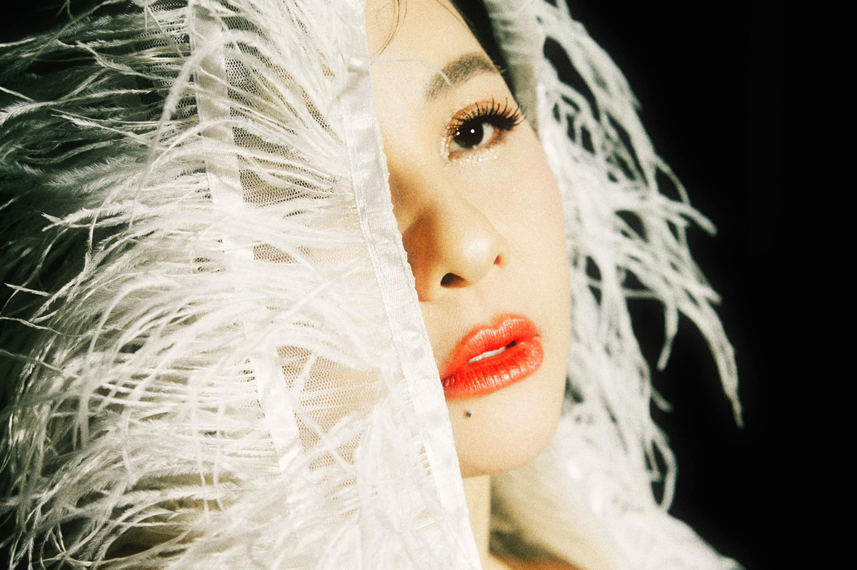 Nữ diễn viên chính xuất sắc - mẹ Tuệ trong phim "Hạnh phúc của mẹ" nhớ lại năm đó, khi chị nhận giải này, vài anh chị em trong nghề nói với nhau 2 chữ: Không phục, dè bỉu, chê cười Cát, cho rằng chị mua giải. Bởi, thời điểm đó chị vướng lùm xùm scandal, cho là Cát Phượng PR phim...