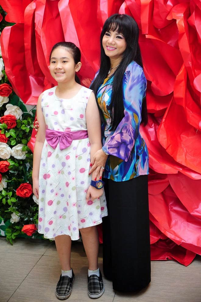 Sau đó, nữ ca sĩ kết hôn với 1 nhà thầu thiết kế xây dựng ở Canada và sinh con gái Angela. Tuy nhiên sau đó, cô phải gửi con gái về Việt Nam và sống một mình ở Mỹ để mưu sinh. (Ảnh: Zing)