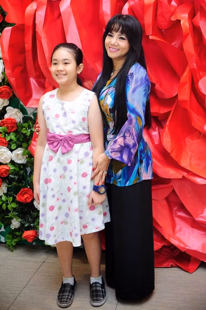 Sau đó, nữ ca sĩ kết hôn với 1 nhà thầu thiết kế xây dựng ở Canada và sinh con gái Angela. Tuy nhiên sau đó, cô phải gửi con gái về Việt Nam và sống một mình ở Mỹ để mưu sinh. (Ảnh: Zing)