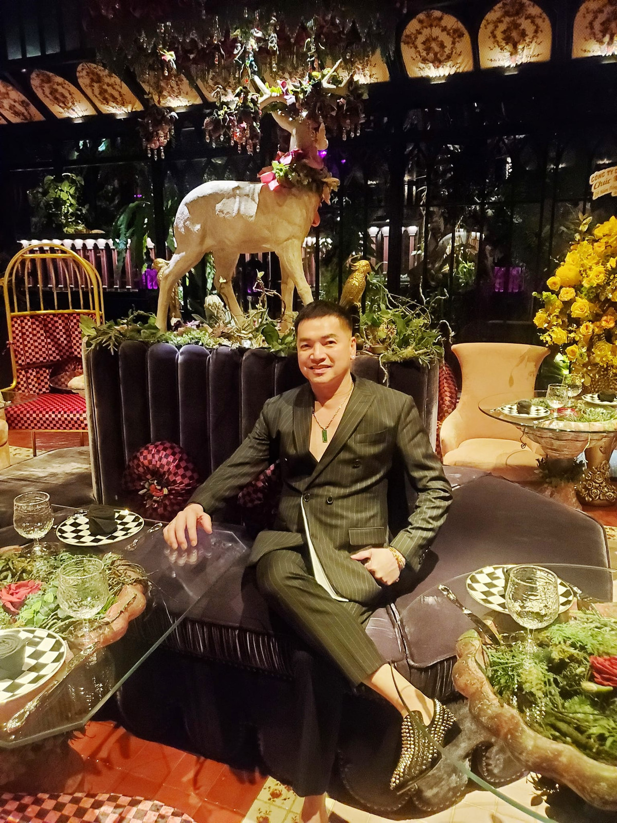 Tham gia sự kiện, diễn viên Quang Minh diện vest bảnh bao, phong độ.