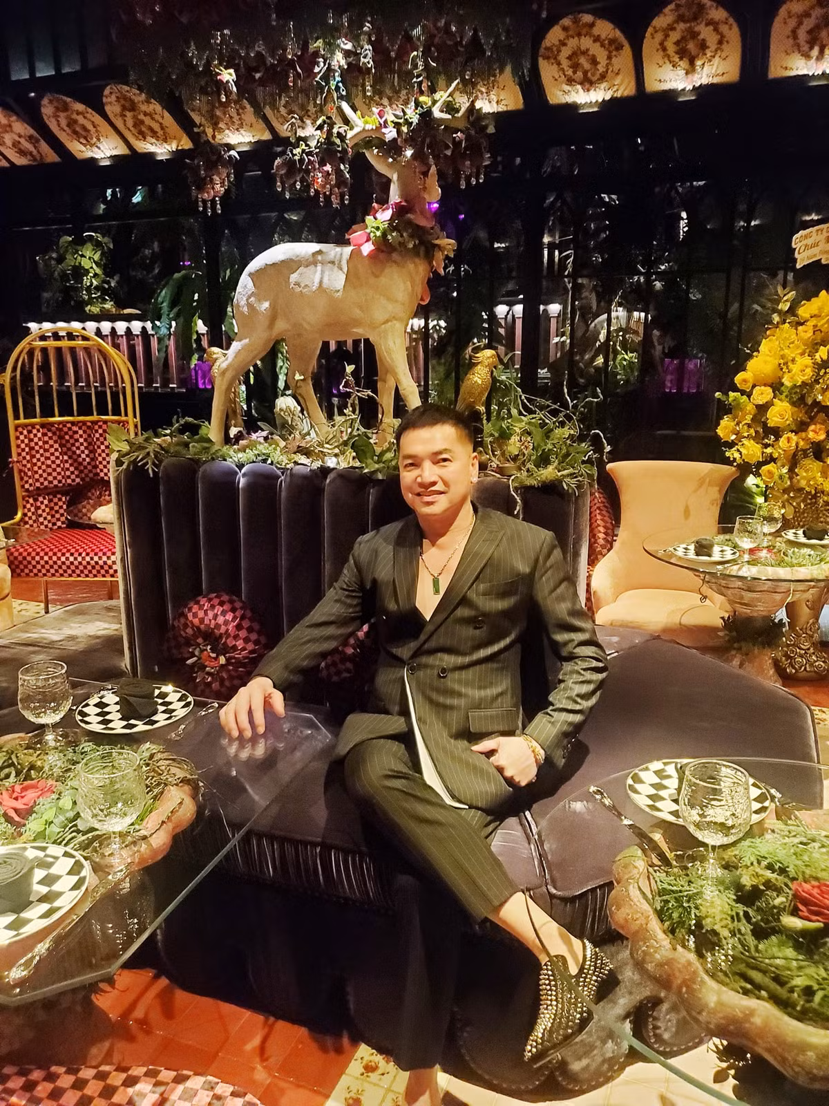 Tham gia sự kiện, diễn viên Quang Minh diện vest bảnh bao, phong độ.