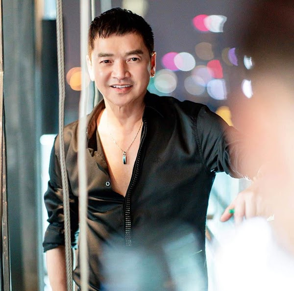 Nam danh hài sinh năm 1959 sở hữu phong cách ăn mặc trẻ trung "hack tuổi".