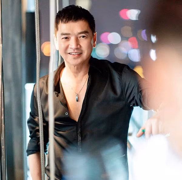 Nam danh hài sinh năm 1959 sở hữu phong cách ăn mặc trẻ trung "hack tuổi".