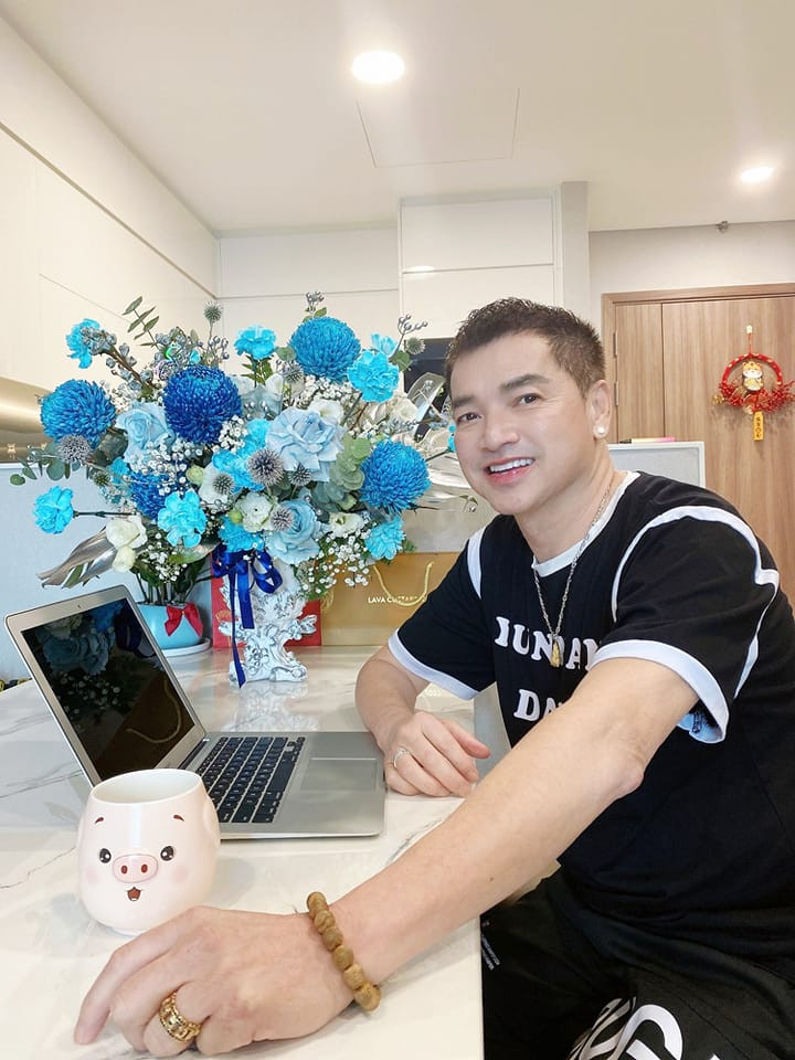 Ngoài đời thường, chồng cũ Hồng Đào chuộng đồ dáng thể thao khỏe khoắn, trẻ trung và năng động.