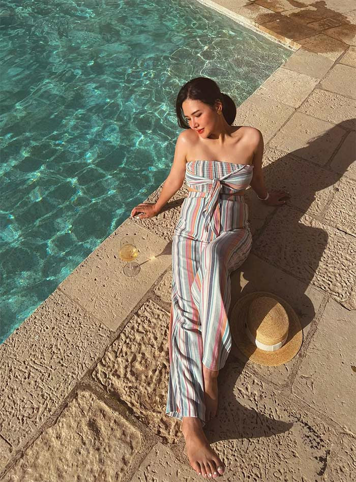 Bà bầu ở những tháng cuối thai kỳ vẫn sexy khoe dáng khi đi du lịch.