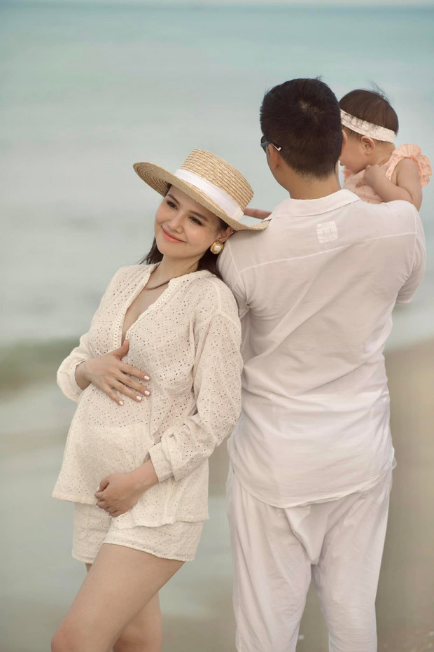 Tháng 6/2020 Phanh Lee bất ngờ lên xe hoa với ông xã đại gia là tổng giám đốc tập đoàn bất động sản lớn.