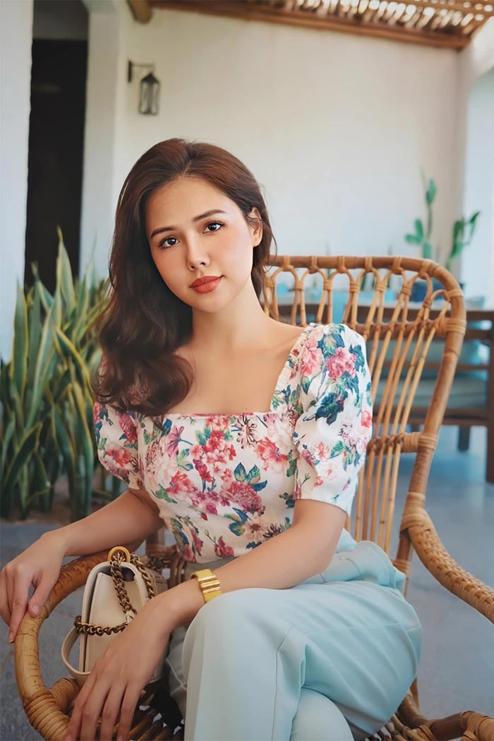 Phanh Lee sinh năm 1990, tốt nghiệp Đại học Sân khấu Điện ảnh và là diễn viên quen mặt với khán giả truyền hình qua nhiều phim như: "Trái tim có nắng", "Lời nói dối ngọt ngào", "Yêu thì ghét thôi", "Khi chàng trai yêu", "Làm chồng đại gia", "Cư dân thông thái"...