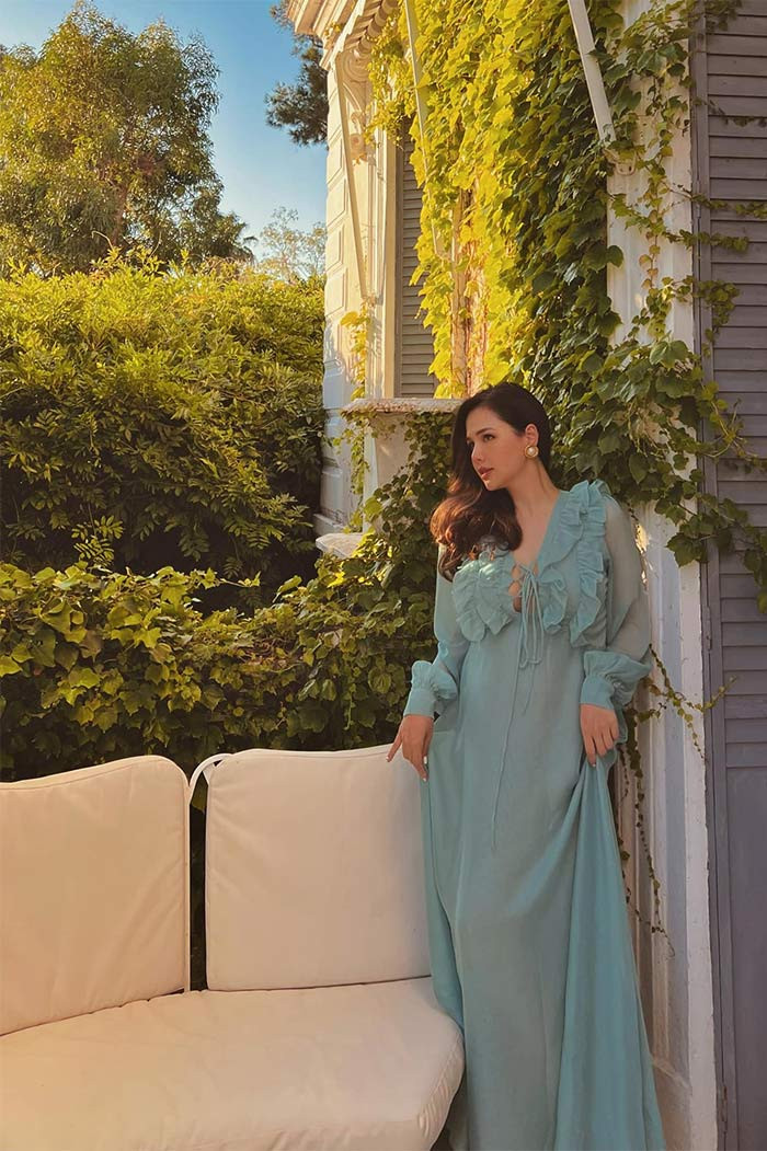 Người đẹp sinh năm 1990 dù đang mang thai vẫn đẹp như một nàng thơ trong chiếc váy xanh, dài.