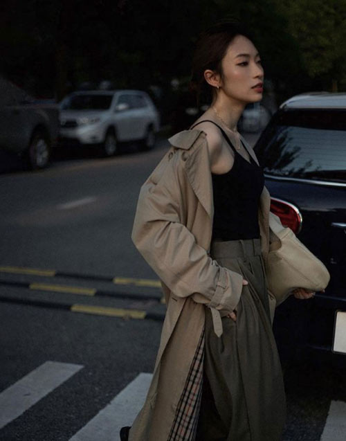 Màu sắc và kiểu dáng trang phục mà Khánh Vy mặc rất đơn giản nhưng lại đầy cá tính.